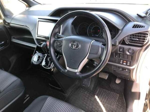 2017 TOYOTA VOXY 2.0 ZS - Image 16