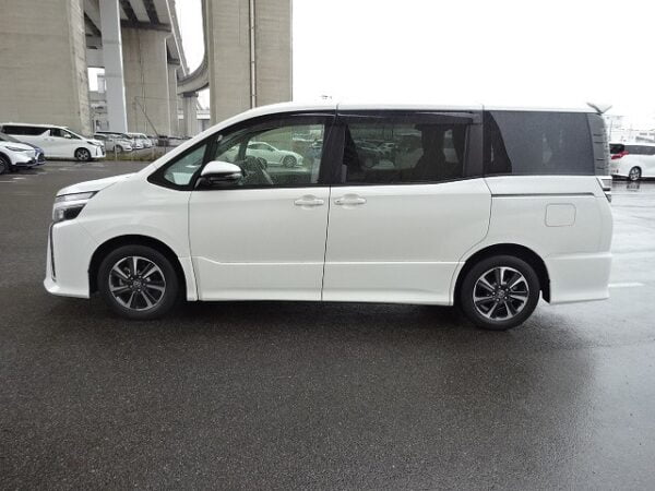 2017 TOYOTA VOXY 2.0 ZS - Image 6