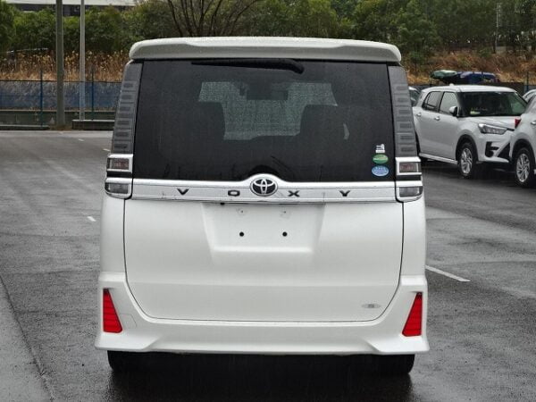 2017 TOYOTA VOXY 2.0 ZS - Image 8