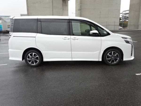 2017 TOYOTA VOXY 2.0 ZS - Image 10