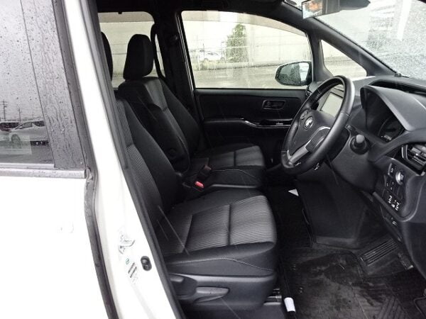 2017 TOYOTA VOXY 2.0 ZS - Image 13