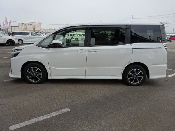 2017 TOYOTA VOXY 2.0 ZS - Image 7