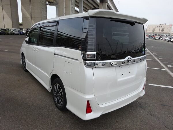 2017 TOYOTA VOXY 2.0 ZS - Image 8
