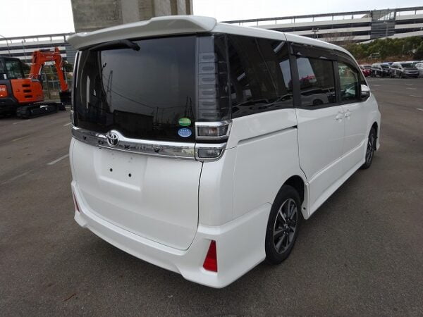 2017 TOYOTA VOXY 2.0 ZS - Image 10