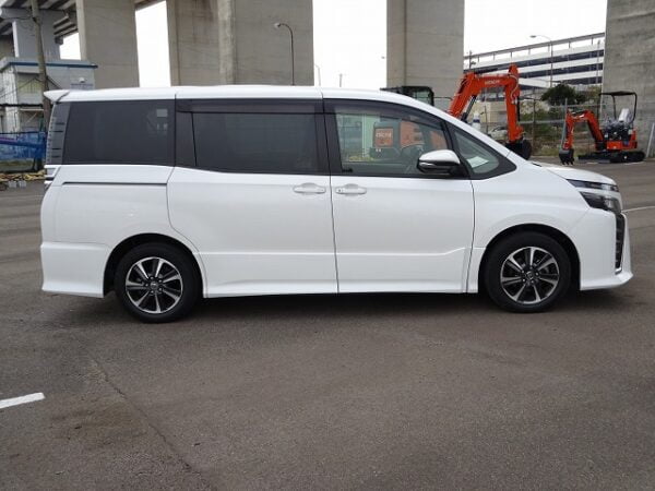 2017 TOYOTA VOXY 2.0 ZS - Image 11